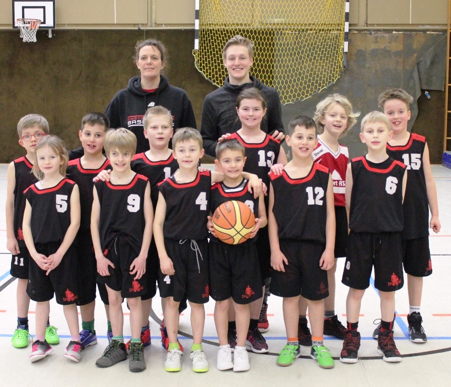 25.02.2017 / Spielbericht U10 / Die U10-Meistermannschaft mit beiden Trainern