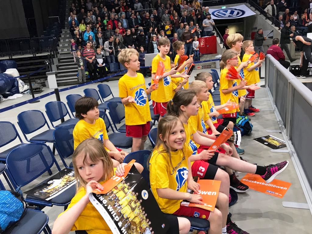 12.04.2017: Spalierstehen beim Bundesligaspiel / Die Kids hatten am Spielfeldrand viel Spaß