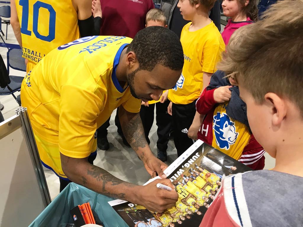 12.04.2017: Spalierstehen beim Bundesligaspiel / Nach dem Spiel wurden fleißig Autogramme gesammelt