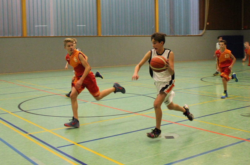 WE 10.12.2016 / Vorbericht U16 / Gabriel Hubrich (mit Ball) im Sprint zum Korb