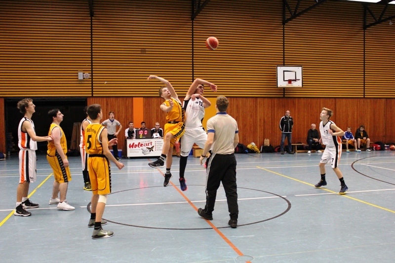 WE 11.12.2016 / Spielbericht U16 / Jump durch Fuad Hagjoviq (weiß) beim Spielbeginn gewonnen