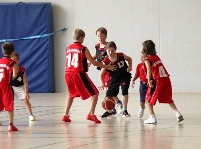 WE 19.11.2016 / Vorbericht U10 / Hanna Kelle (Nr. 13) beim Dribbling