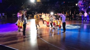 12.04.2017: Spalierstehen beim Bundesligaspiel / Die Löwen aus Braunschweig laufen ein