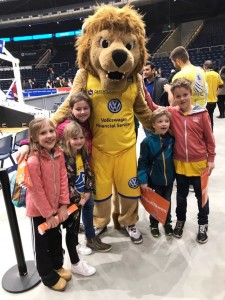 12.04.2017: Spalierstehen beim Bundesligaspiel / Henri, das Maskottchen