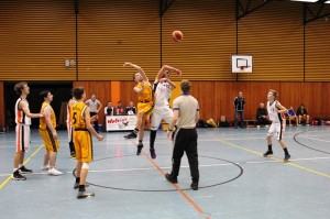 WE 11.12.2016 / Spielbericht U16 / Jump durch Fuad Hagjoviq (weiß) beim Spielbeginn gewonnen